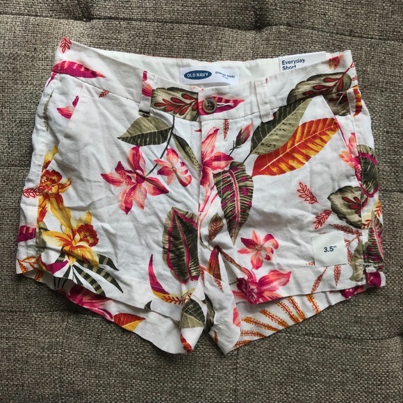 Old Navy Pants - Old Navy White Floral Print Mid Rise Everyday Short Size 2